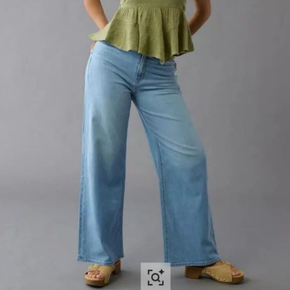 American Eagle High-Waist Light Wash Wide Leg Jeans - Classic Women’s Fit - Picture 5 of 11